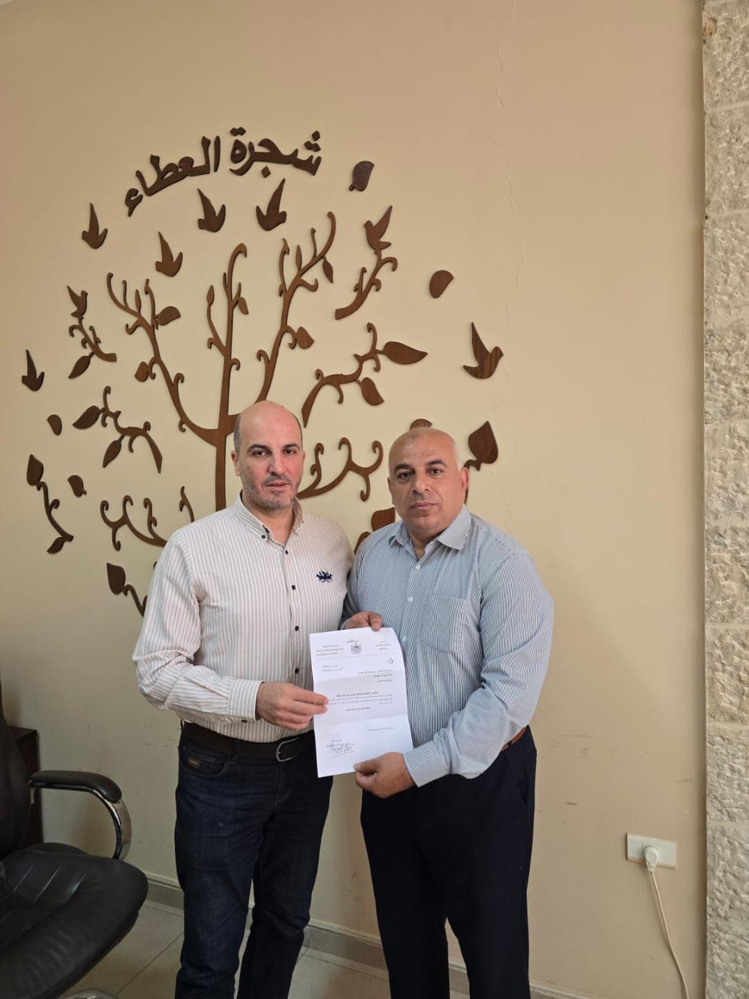 جانب من تسليم المنح 